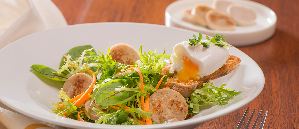 Frisée au boudin blanc Aubel® sauce vinaigre de framboise.