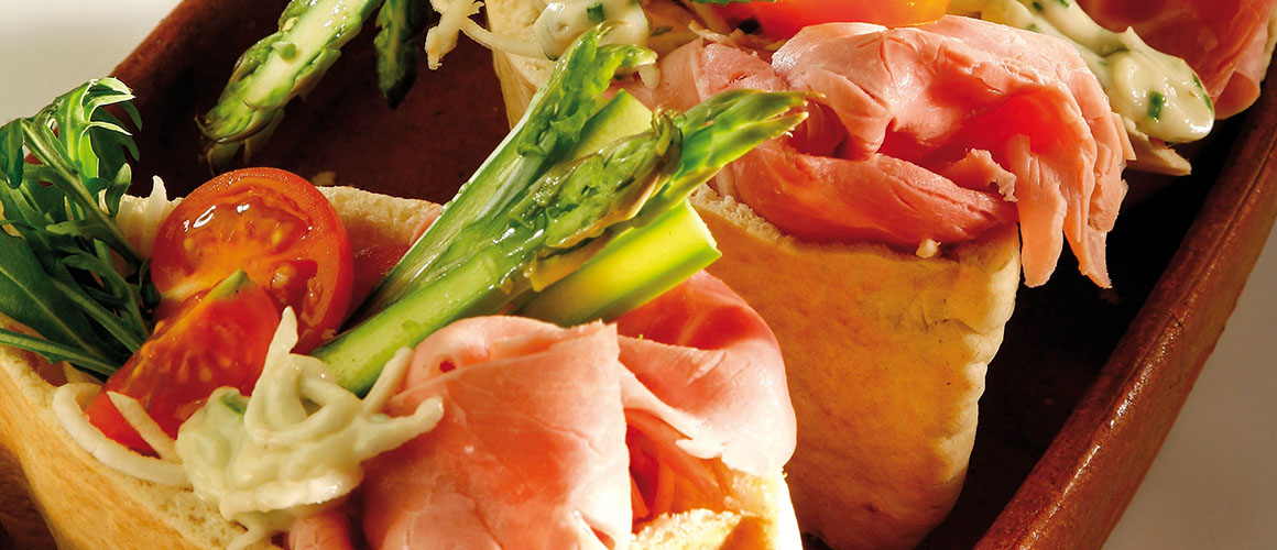 Pains pita au Jambon Dégraissé Aubel® et légumes.