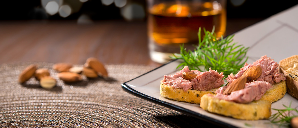 Petits toasts de pâté de gibier Aubel, confiture de figue et copeaux de parmesan