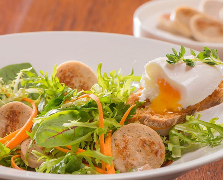 Frisée au boudin blanc Aubel® sauce vinaigre de framboise.