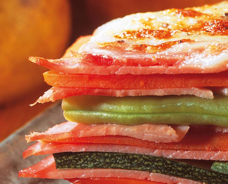 Le millefeuille de jambon Aubel® aux légumes gratinés à la mozzarella.