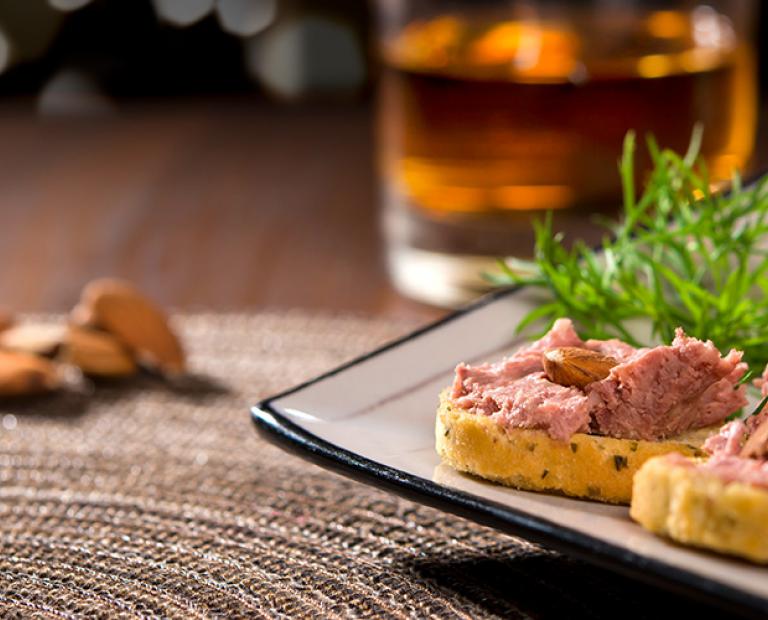 Petits toasts de pâté de gibier Aubel, confiture de figue et copeaux de parmesan