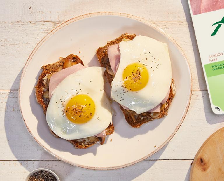 Oeufs sur le plat sur toasts au jambon et aux champignons